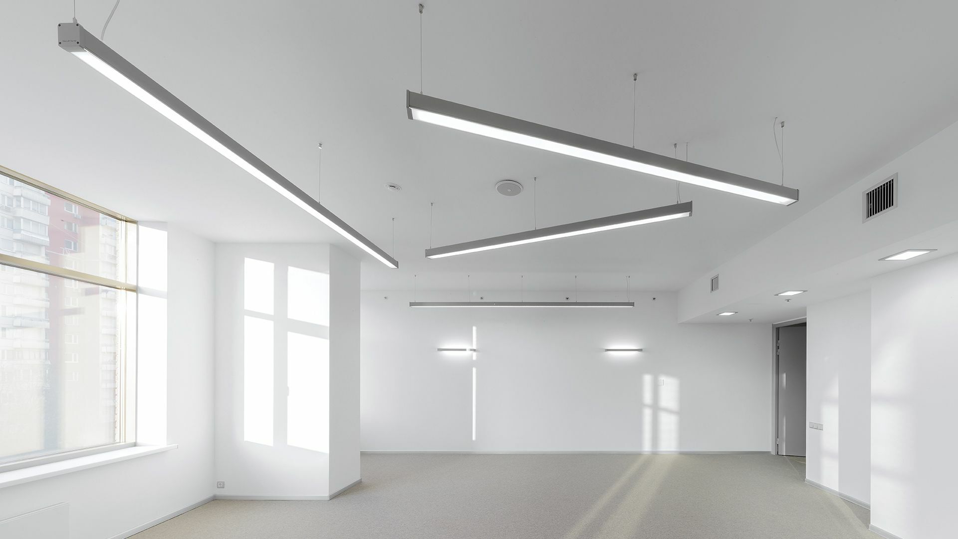 Innenbeleuchtung. Leerer B&uuml;roraum mit Design-Leuchten and der Decke